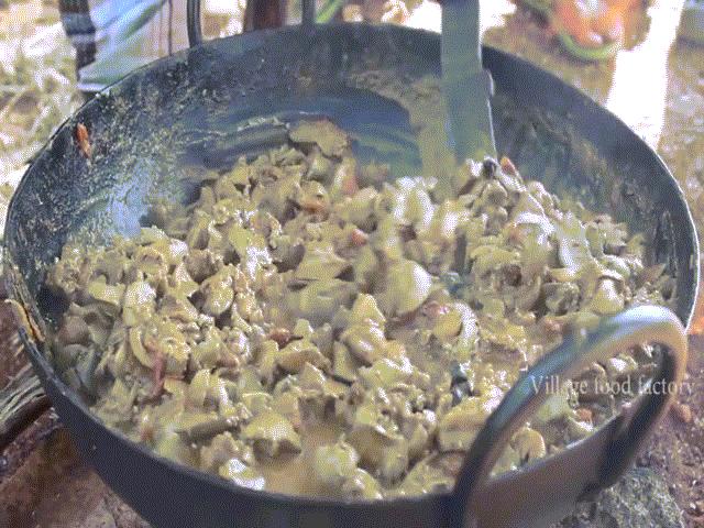 Ẩm thực - "Phát hoảng" với clip cụ ông mang cả nghìn tim, gan, mề gà ra vườn nấu
