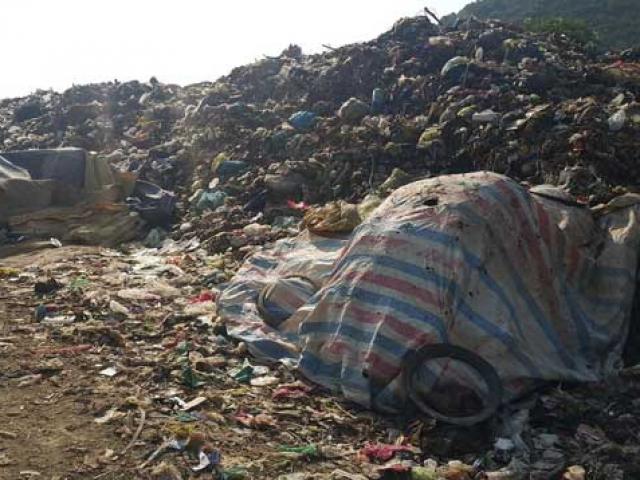 Tin tức trong ngày - Bao tải nhét thi thể nghi là bé gái 20 ngày tuổi ghi tên người và số điện thoại