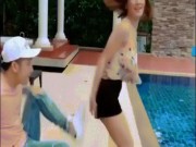 Ca nhạc - MTV - Mỹ nhân nóng bỏng bị bạn trai đá bay xuống bể bơi vì lý do bất ngờ