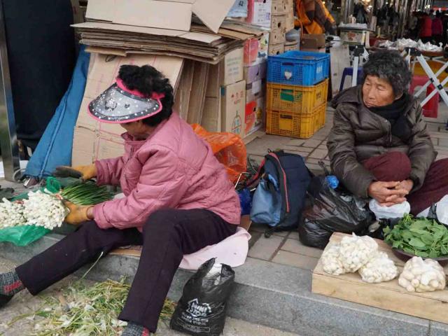 Thị trường - Tiêu dùng - Lạc vào chợ "cổ" toàn... người già ở xứ sở Kim Chi