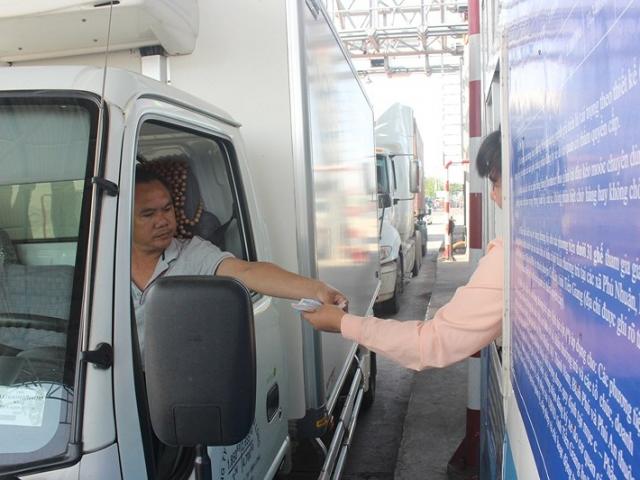 Tin tức trong ngày - Dùng tiền 500.000 đồng mua vé Trạm BOT Cai Lậy