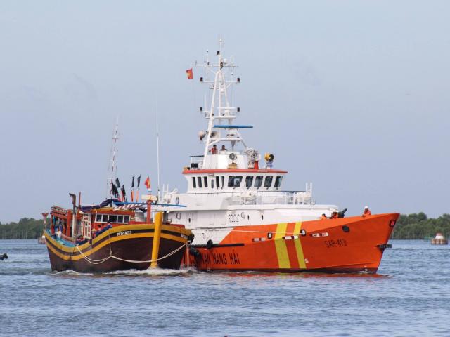 Tin tức trong ngày - Vượt sóng dữ tiếp cận 12 ngư dân lênh đênh giữa biển