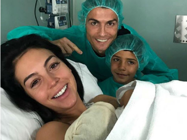 Bóng đá - Ronaldo khoe con chục triệu like: "Trùm sống ảo" làng bóng đá