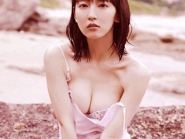 Đời sống Showbiz - Thánh nữ tắm suối diện đồ mỏng tang "ướt nhẹp" giữa trời đông lạnh