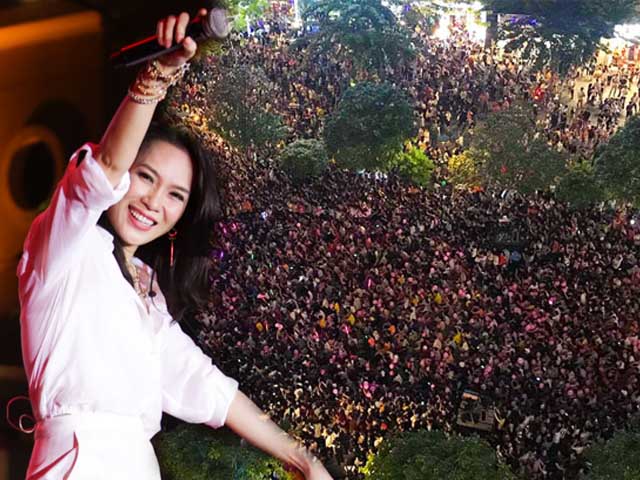 Ca nhạc - MTV - Hàng trăm fan leo trèo, chen chúc tại phố đi bộ xem Mỹ Tâm biểu diễn