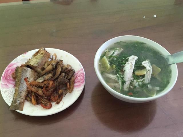 Ẩm thực - Bà bầu gây "sốc" với mâm cơm đầy đủ tôm, cá giá chỉ... 5.000 đồng