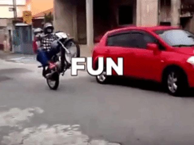 Thế giới xe - Video: Những pha lái xe môtô cười ra nước mắt