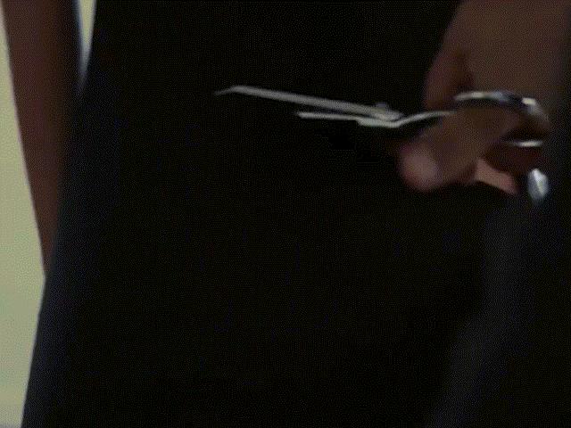 Bí quyết mặc đẹp - Lại một màn cắt quần, xé áo người mẫu xinh đẹp gây xôn xao