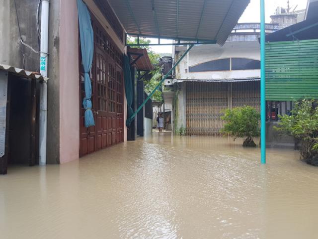 Tin tức trong ngày - Lũ lớn, hàng ngàn ngôi nhà ở Bình Định lại bị ngập nặng