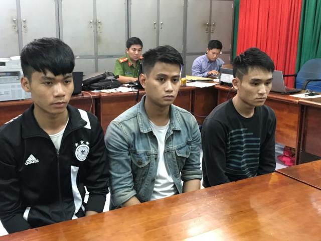 Pháp luật - Hai thanh niên bất ngờ lao ra từ bụi rậm, đánh tài xế Grabbike tới tấp