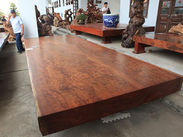 Tin tức trong ngày - Sập gỗ nguyên khối nặng hơn 4 tấn, hoa văn 3D hiếm có xuất hiện ở HN