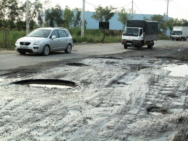 Tin tức trong ngày - Cận cảnh con đường "hỏng vì không có xe lưu thông”