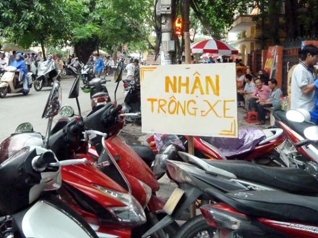 Hà Nội giữ xe trên vỉa hè: Người dân phải đi bộ dưới lòng đường?