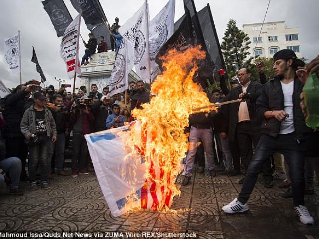 Thế giới - Chuyên gia: Ông Trump châm lửa “thùng thuốc nổ” ở Trung Đông