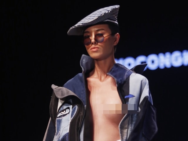 Hình phạt nào cho mẫu nữ để lộ vòng một trên sàn diễn?