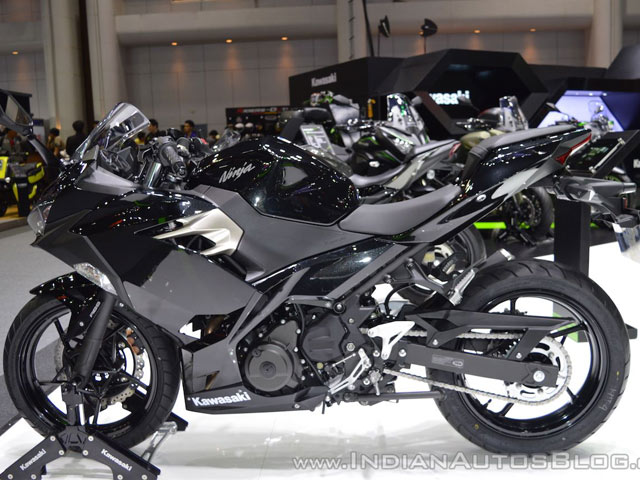 Thế giới xe - Mê mẩn trước "chiến binh" Kawasaki Ninja 400 màu đen kim loại