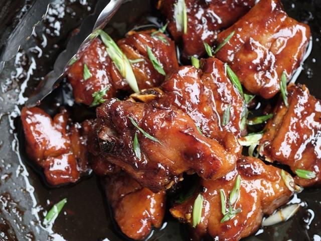 Ẩm thực - Ngon "thủng nồi" với món sườn rim mắm tỏi ngày gió lạnh