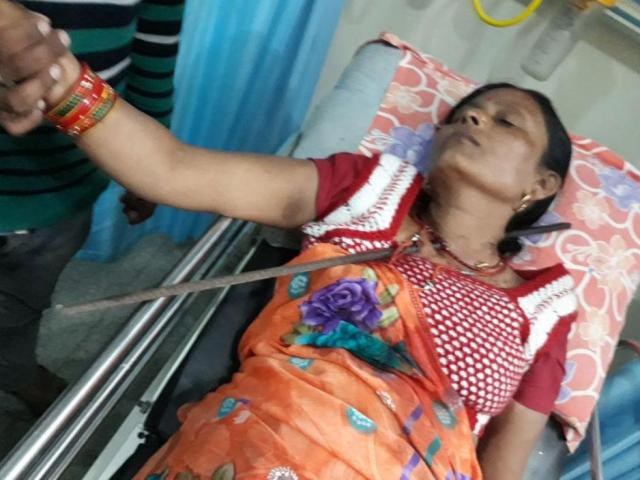 Phi thường - kỳ quặc - Kinh dị cảnh người phụ nữ bị thanh sắt đâm xuyên cổ