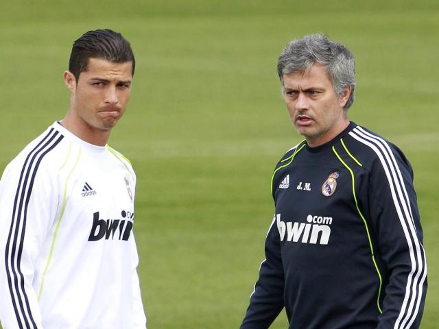 Bóng đá - Tin HOT bóng đá tối 9/12: Mourinho và Ronaldo không thân thiết như cha con