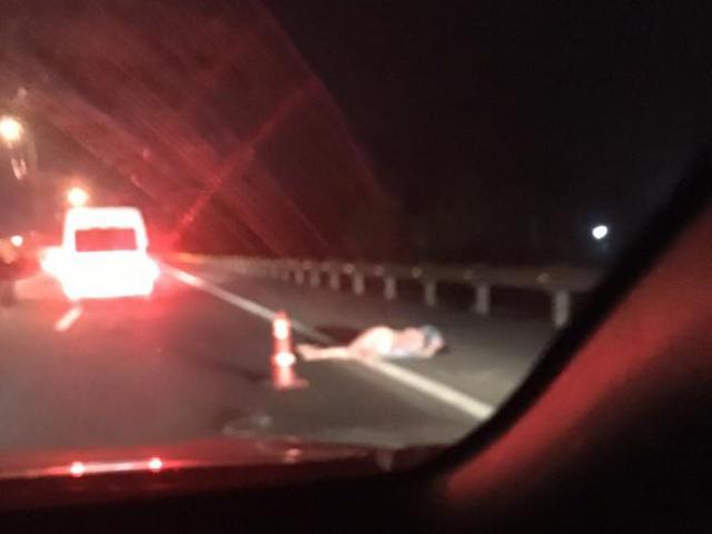 Tin tức trong ngày - Ra khỏi xe sau tai nạn, một phụ nữ bị đâm tử vong