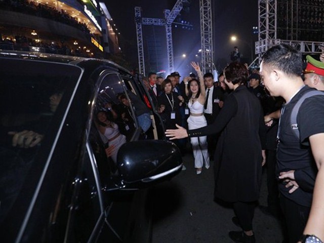 Ca nhạc - MTV - Xe ô tô được đặc cách vào phố đi bộ giải thoát Mỹ Tâm khỏi hàng nghìn fan vây quanh