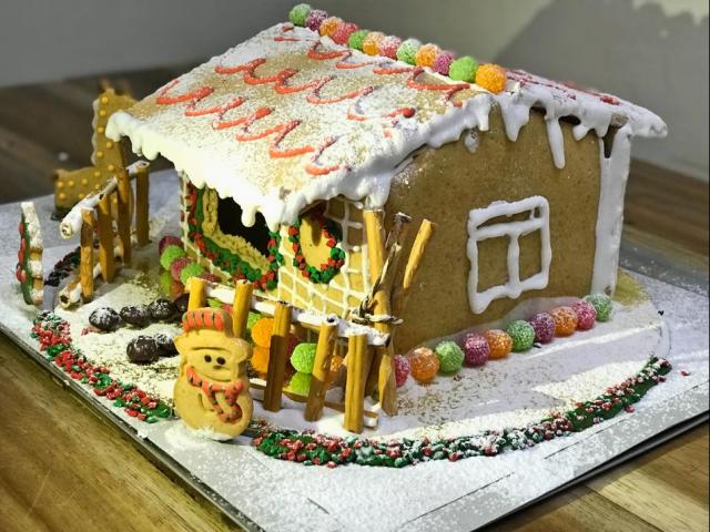 Ẩm thực - Bà mẹ 2 con xinh đẹp "gây sốt" với ngôi nhà bánh gừng vạn người mê