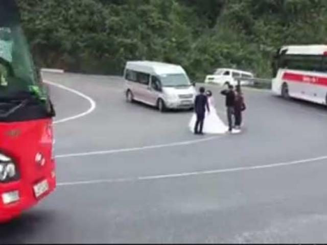 Tin tức trong ngày - CSGT Đà Nẵng sẽ xử lý du khách "tạo dáng" giữa đèo Hải Vân