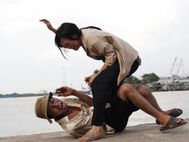 Bạn trẻ - Cuộc sống - Đàn ông đau đớn tột cùng khi bị vợ ngược đãi thì khiếu kiện ai?