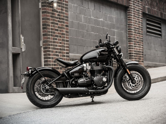 Với giá chỉ từ 353 triệu đồng, Triumph Bonneville Bobber Black sẽ mang đến cho bạn trải nghiệm cực kỳ thú vị và đầy thử thách trong mỗi chuyến đi.