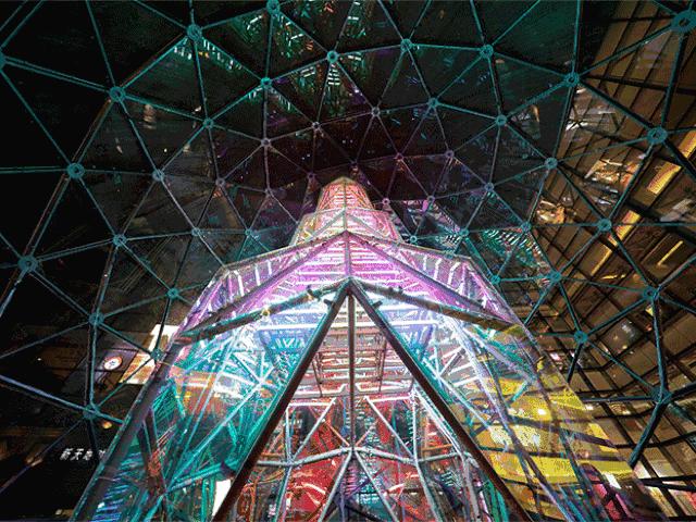 Du lịch - Choáng ngợp cây thông Noel trong suốt nằm trong quả cầu thủy tinh khổng lồ