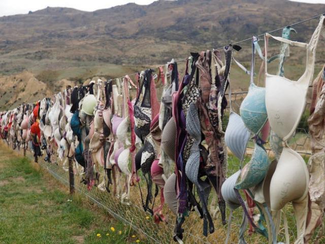 Du lịch - Những hàng rào bá đạo treo toàn áo ngực, tông rách hóa điểm du lịch