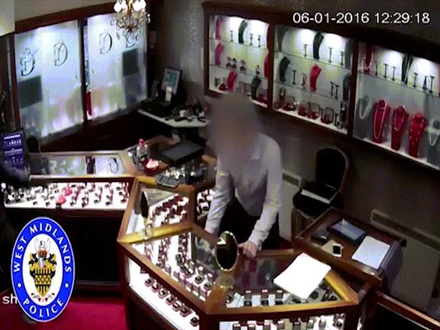 Video: 5 tên cướp Anh lao vào cửa hàng trang sức trấn lột 8 tỉ đồng