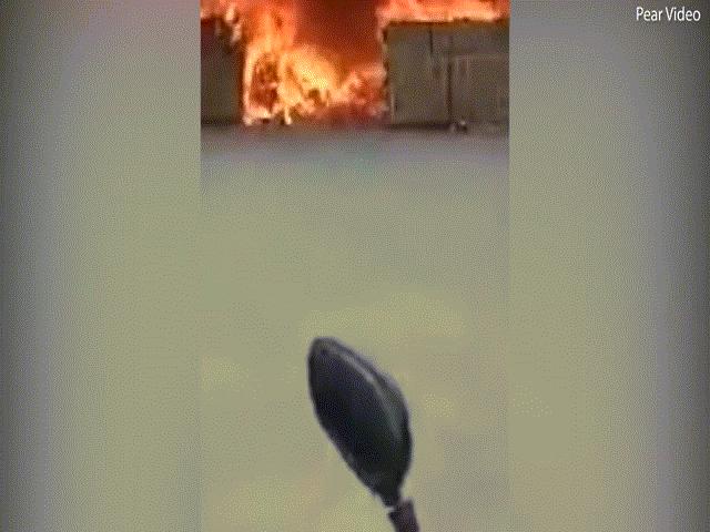 Phi thường - kỳ quặc - Ham cứu điện thoại, biến thành đuốc sống