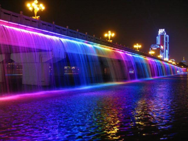 Vẻ đẹp lãng mạn của cây cầu phun nước dài nhất thế giới