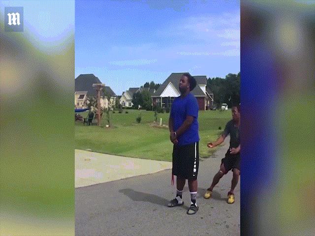 Phi thường - kỳ quặc - Thanh niên nhảy cực cao, nhún tại chỗ cũng qua đầu người khác