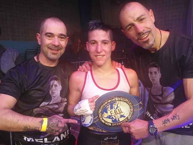 Thể thao - Hy hữu boxing: Mất đai theo cách… Hoa hậu Hoàn vũ