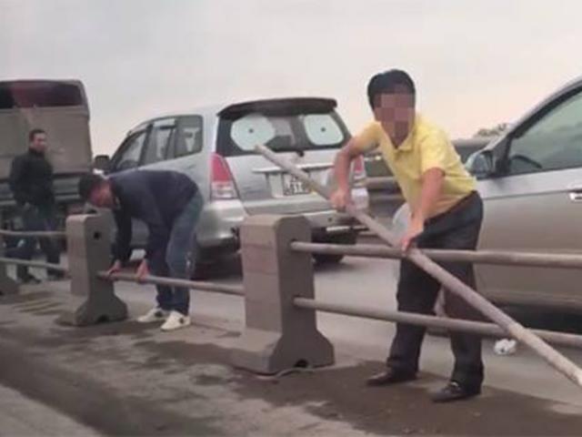 Tin tức trong ngày - Triệu tập tài xế tự ý tháo dải phân cách cầu Thanh Trì, trốn CSGT