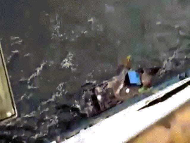 Thế giới - Video: Giải cứu ngư dân Triều Tiên từ “tàu ma” sắp chìm