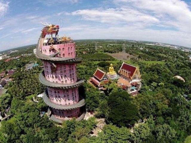 Kỳ lạ ngôi đền toàn rồng bao quanh ở Thái Lan