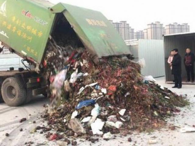 Thế giới - TQ: Bới 13 tấn rác, tìm được vật quý 380 triệu đồng