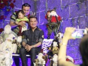 Đời sống Showbiz - Hàng trăm người chen lấn chụp ảnh Noel tại biệt thự 3 triệu USD của Đàm Vĩnh Hưng