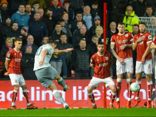 Bóng đá - Lập siêu phẩm đá phạt, Ibrahimovic vẫn bị fan MU "ném đá", ép ra đi