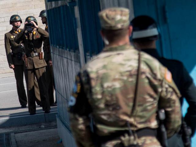 Thế giới - Lính Triều Tiên bất ngờ "độn thổ" đến tận đồn gác HQ