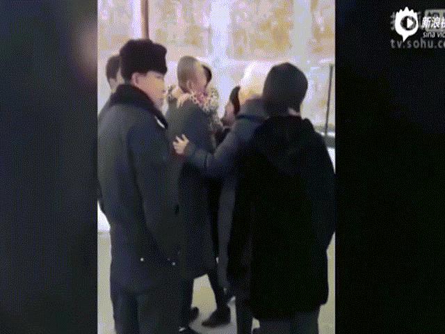 Thế giới - Video: Bé gái TQ tạm biệt bố, không biết bố bị đưa đi tử hình