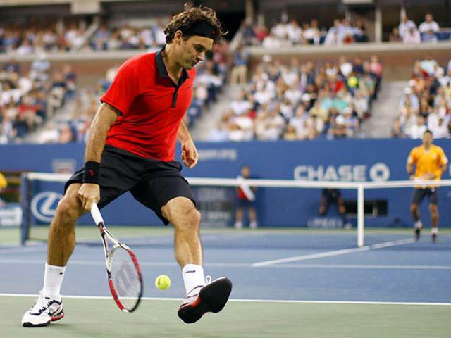Thể thao - Federer ngẫu hứng kinh điển: 2 lần đánh cú tweener, cả sân "nổ tung"