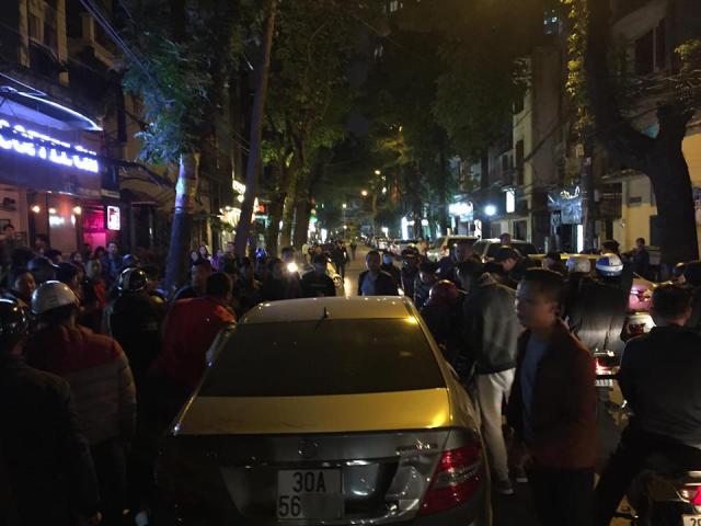 Tin tức trong ngày - Bố gây tai nạn liên hoàn, con vác dao tới "ứng cứu"