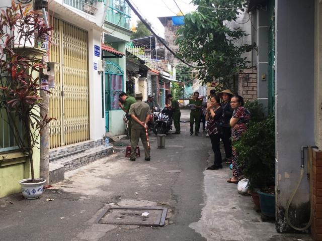 Pháp luật - Thanh niên đâm gục hai cha con ở SG rồi hô “cướp...cướp”