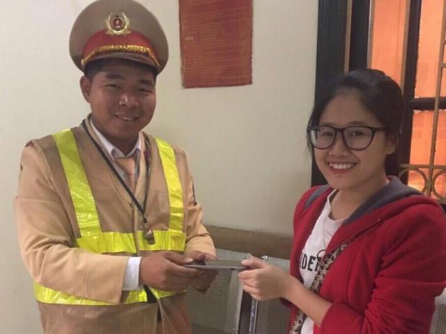 Pháp luật - CSGT "sắm vai" Lục Vân Tiên cứu giúp cô gái xinh xắn