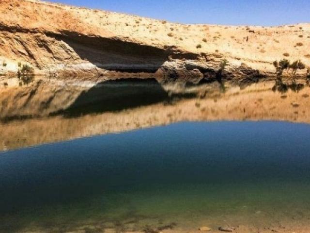 Hồ bí ẩn xuất hiện giữa sa mạc chỉ sau một đêm
