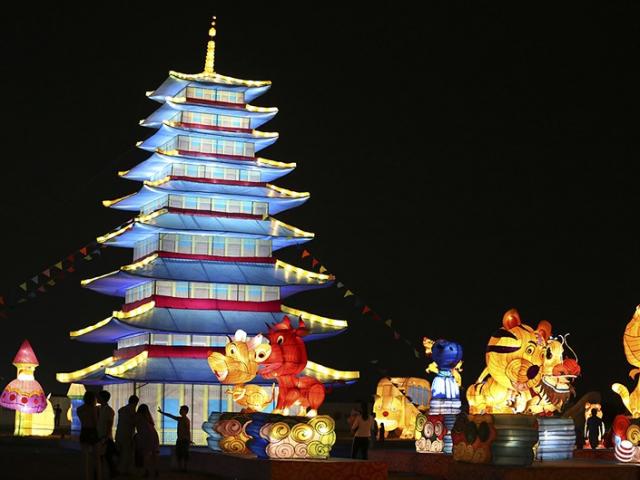 Du lịch - Lung linh sắc màu tại lễ hội đèn lồng lớn nhất TP.HCM